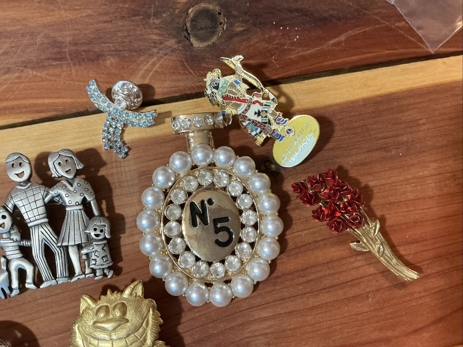 Vtg Jewelry Lot Of 10 JJ DM & Unsigned Mixed Metals Brooches Color Stones