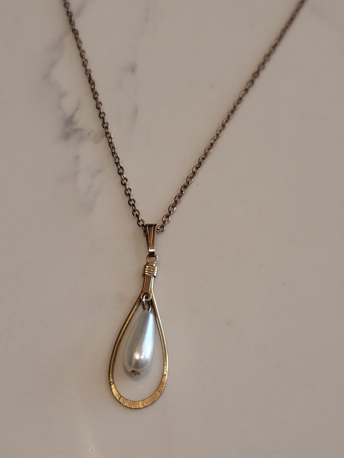 Vintage Gold Tone Faux Pearl Teardrop Pendant Necklace 18″ Costume Jewelry