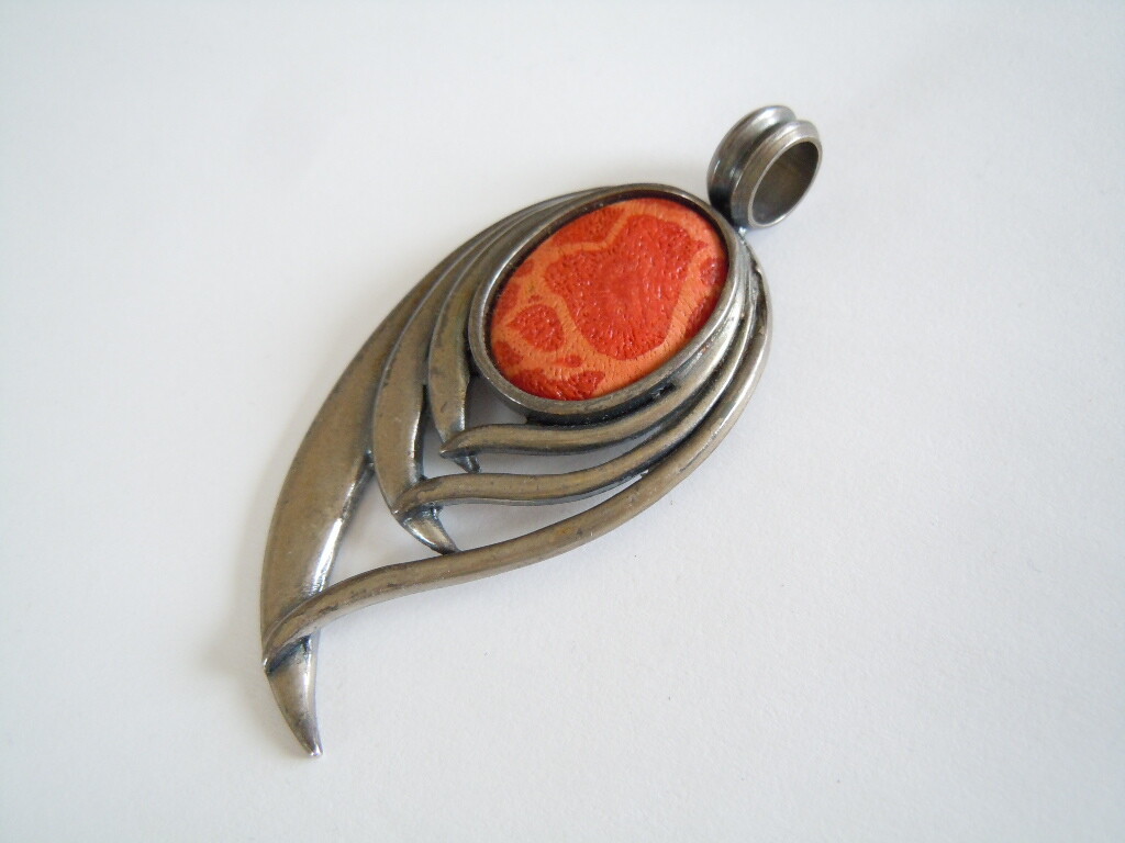 Celtic Large Silver Pendant With Coral Inlay 19.1 G / 7.2 X 3.3 Cm
