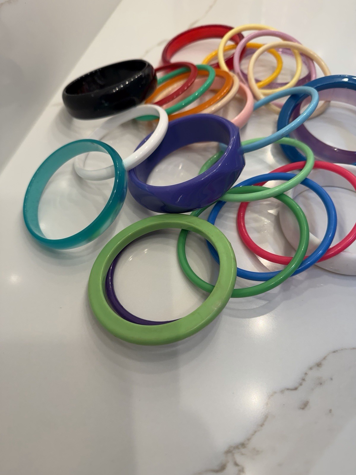 Vintage Lucite Acrylic Plastic Bangle Bracelet Lot 25 Colorful Stackable Retro