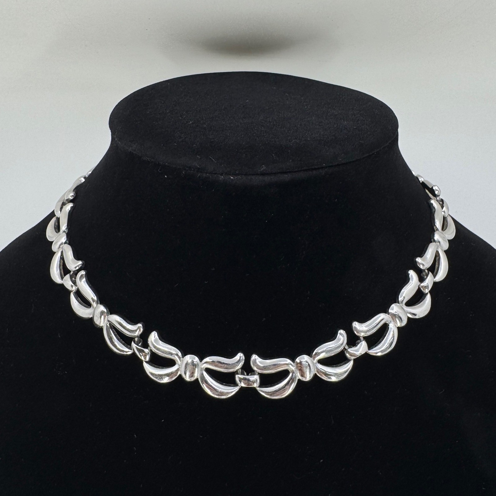 Monet Vintage Silver Tone Scroll Link Collar Necklace 15 Inch Bow Design