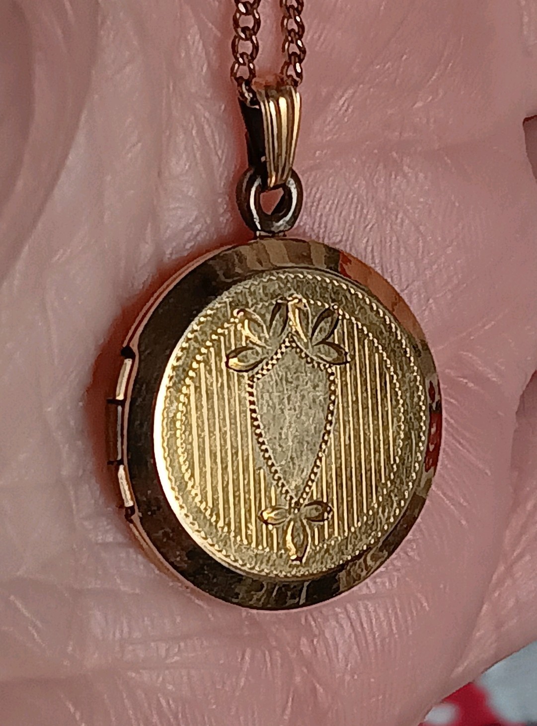 A&Z 1/20th 12k GF Gold Filled Round Locket Necklace Etched Shield Design 18″