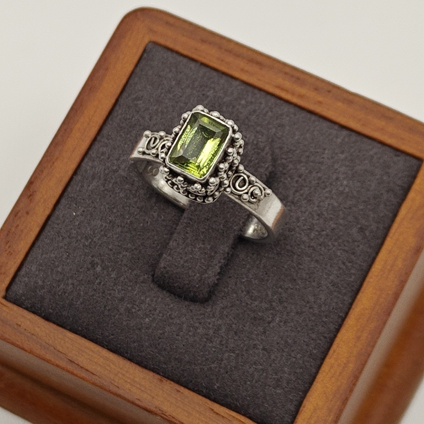 Vtg Sterling Silver Filigree Ring With Green Peridot Emerald Cut MNSN US 7.5