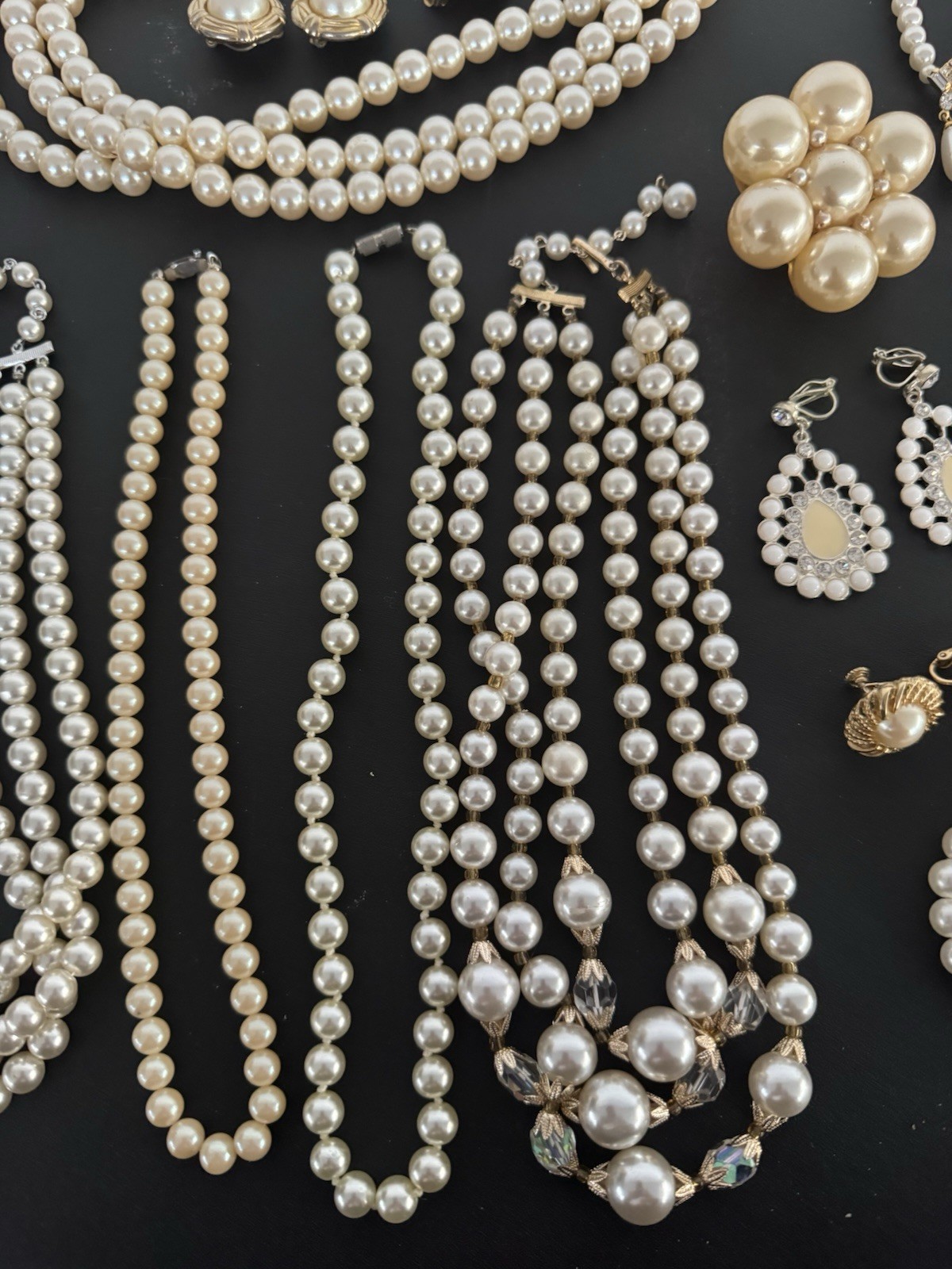 Huge-estate-jewelry-Lot-Faux Pearl- Costume Jewelry Lot B 32 Pieces