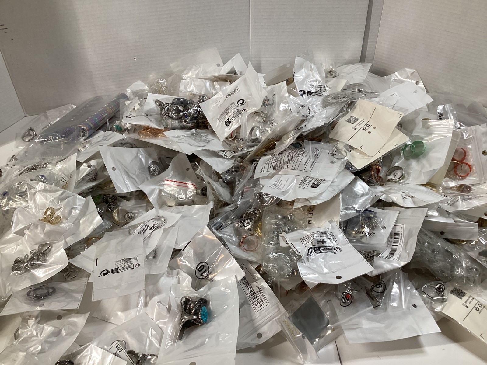 1lb Unsorted Modern Costume Rings Jewelry (M/F) Many Sizes Designs