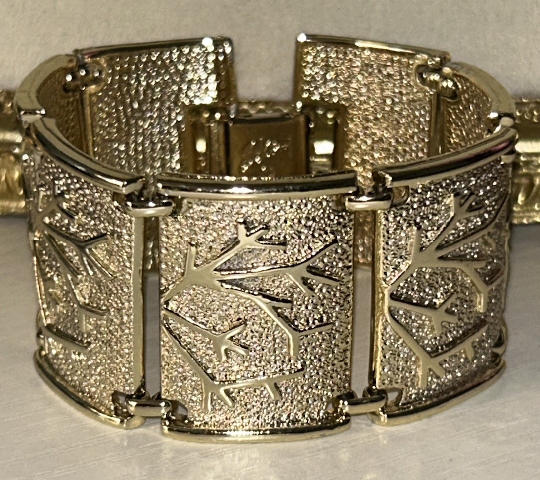 Vintage Coro Pegasus Gold Tone Modernist Panel Bracelet Leaf Textured Wide 6.75”