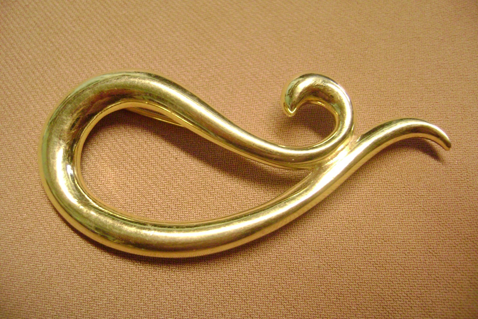 VINTAGE SMOOTH SWIRL SIGNED GOLD TONE BROOCH!!!