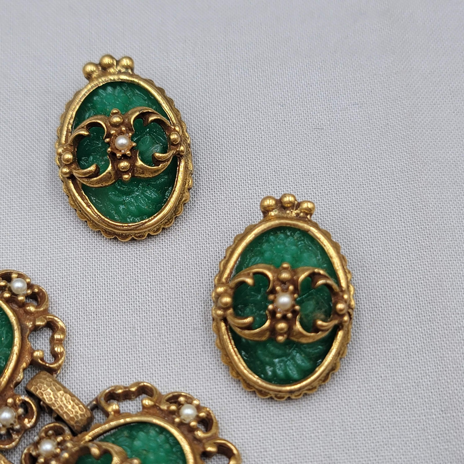 Judy Lee 1968 Spanish Moss Molded Jade Glass Cabochon Bracelet Earrings Set