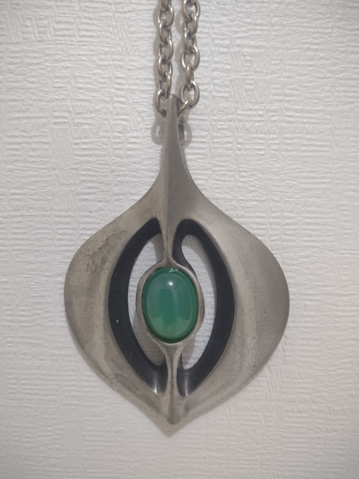 Norsk Tinn Pendant 512 EH Mod Green Stone w Silver Chain Mid Century Vintage