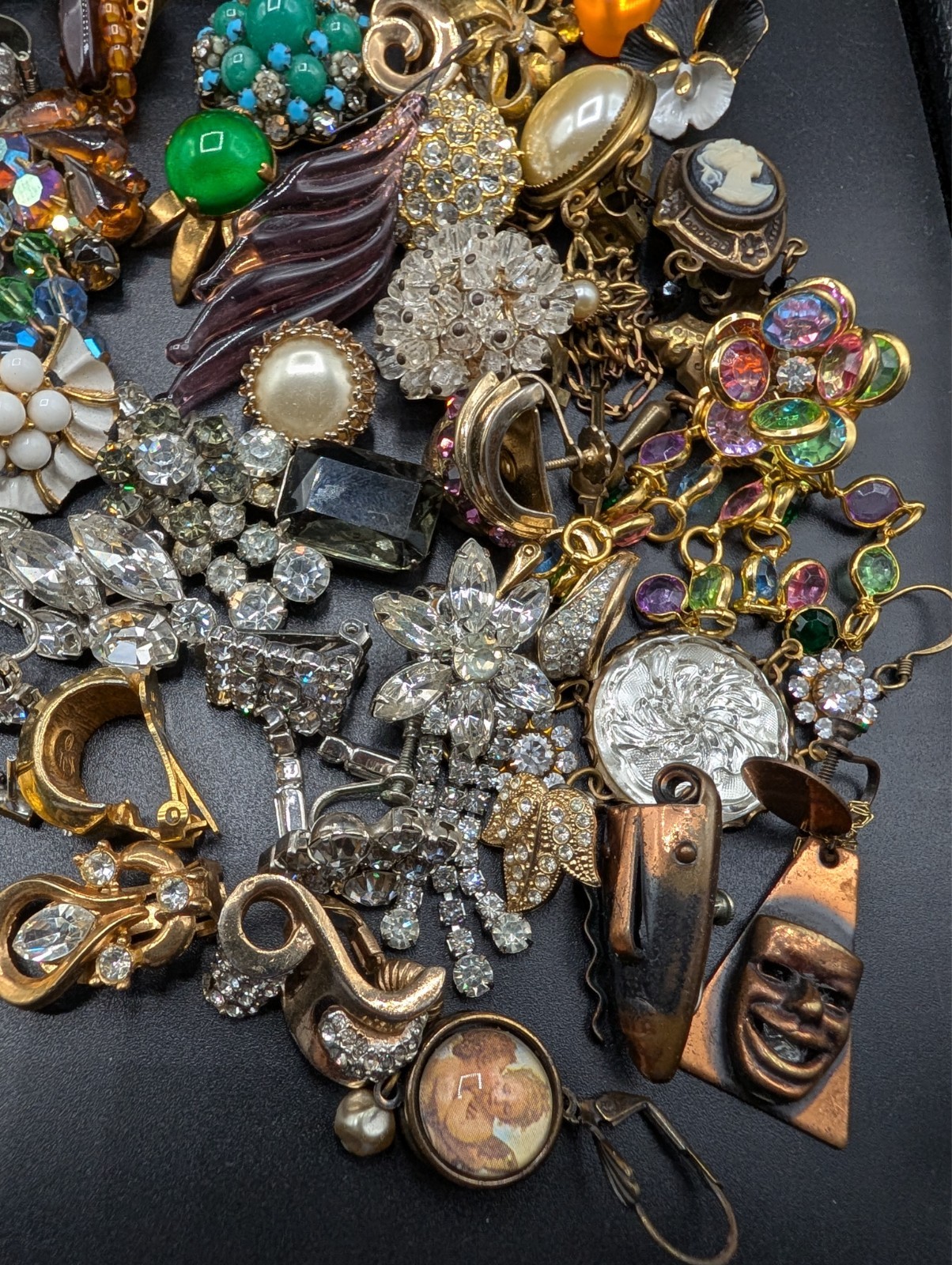 Large Lot of Vintage Singe Earrings For Crafts Aprox 2.5 lb