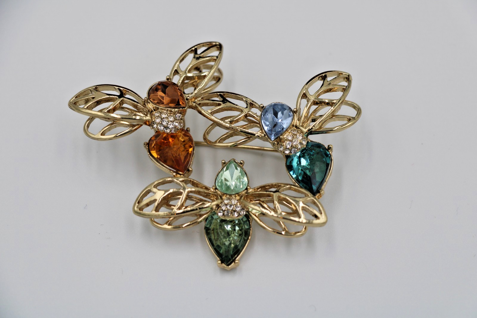 Small Wooden Jewelry box with 10 assorted vintage brooches
