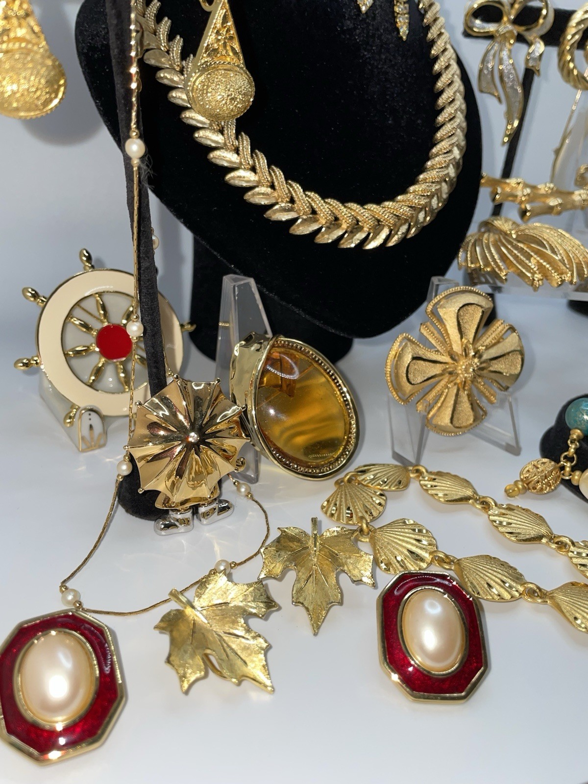 29 Pcs Vintage Gold Tone High End Jewelry Brooch Necklace Earrings Bracelet Lot