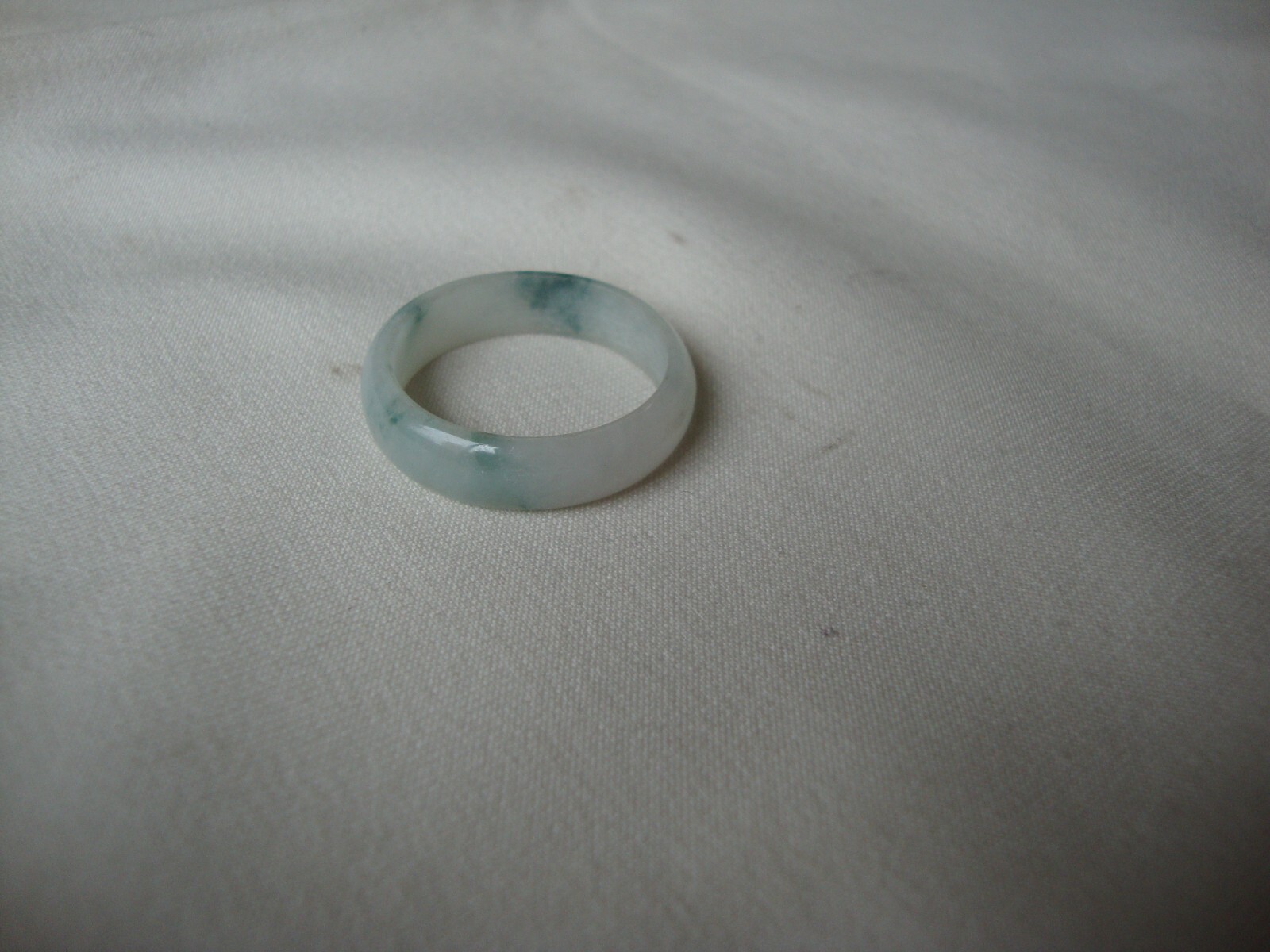VINTAGE 1970s HONG KONG HANDMADE MOTTLE LIGHT GREEN JADE 2MM X 6MM BAND SZ 11.25