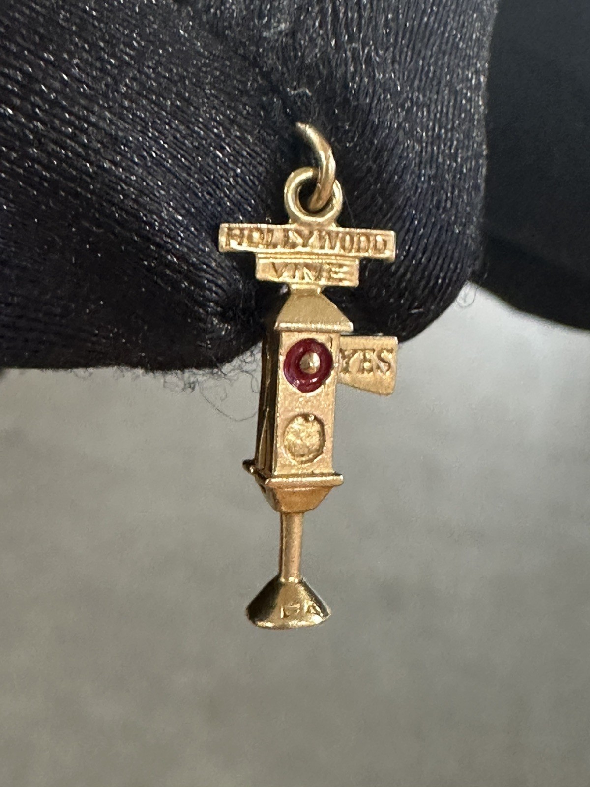 14K Vintage Gold HOLLYWOOD VINE STOP GO YES NO TRAFFIC SIGNAL Pendant Charm 1.8g