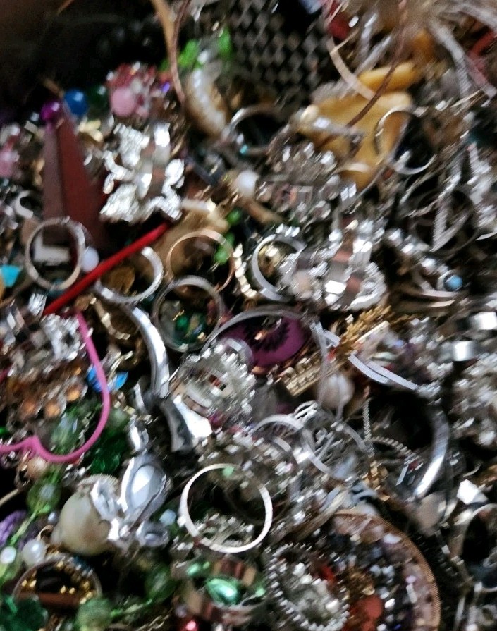 1 Pound Jewelry Costume Vintage Mix LBS necklaces bracelets pins rings etc lbs