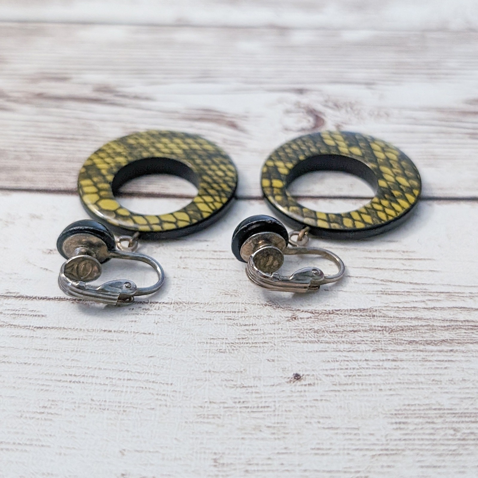 Vintage Clip On Earrings 1 & 5/8″ Very Large Stunning Scale Pattern Dangle Drop