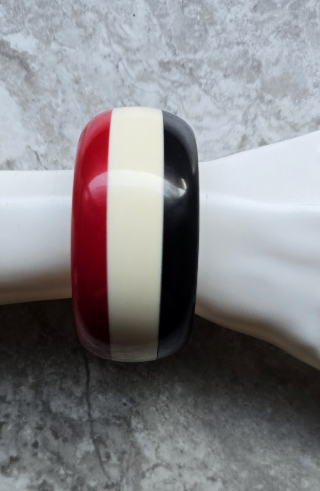 VTG MOD LAYERED STRIPED LAMINATE LUCITE BANGLE BRACELET RED BLACK CREAM STRIPES
