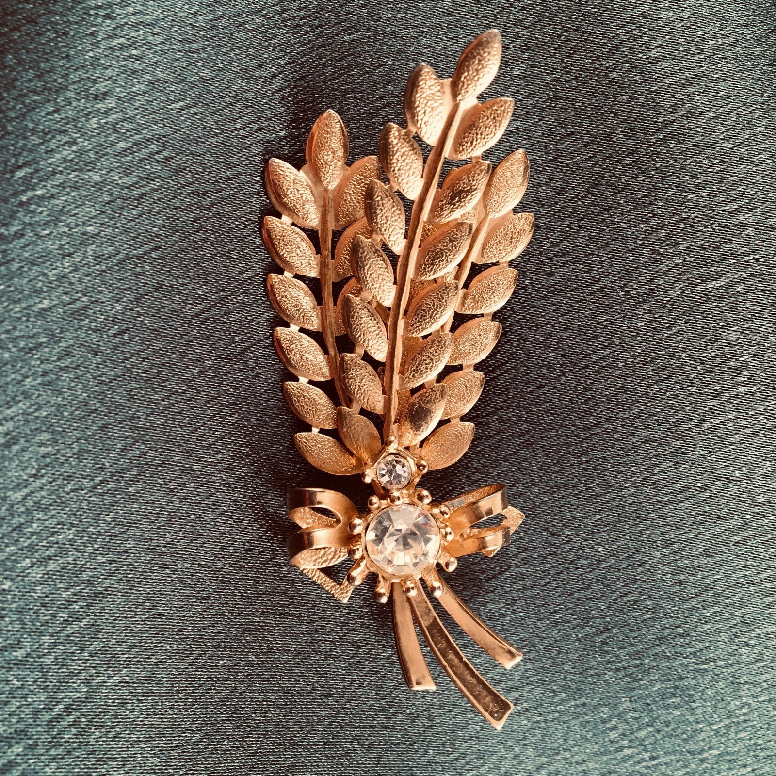 Sarah Coventry Floral/Leaf Spray Brooch with Rhinestones/Goldtone/Brooch/Pin