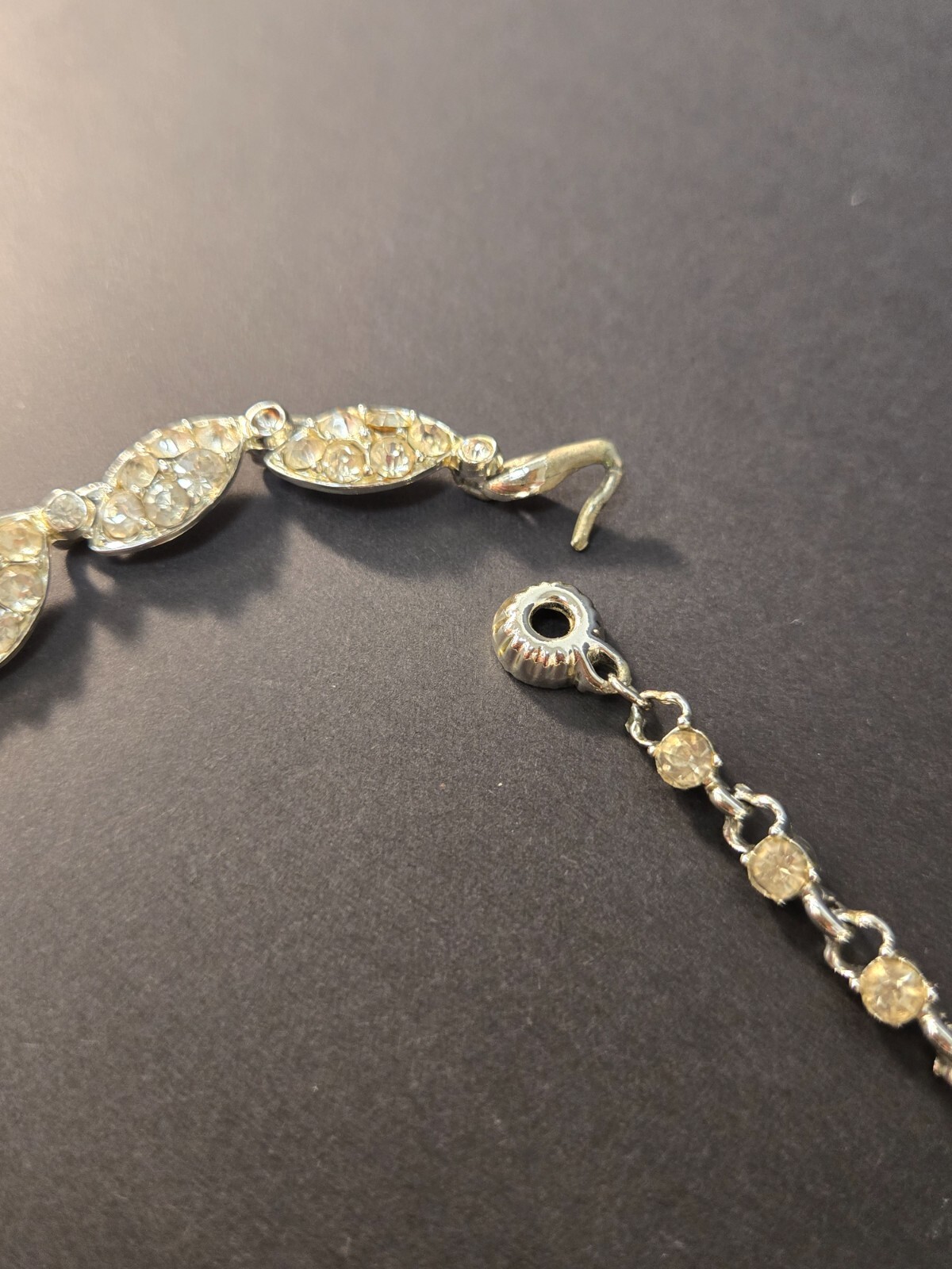 VTG Unbranded Necklace Linked Rhinestone Embedded Leaves 16″ SOLD AS IS