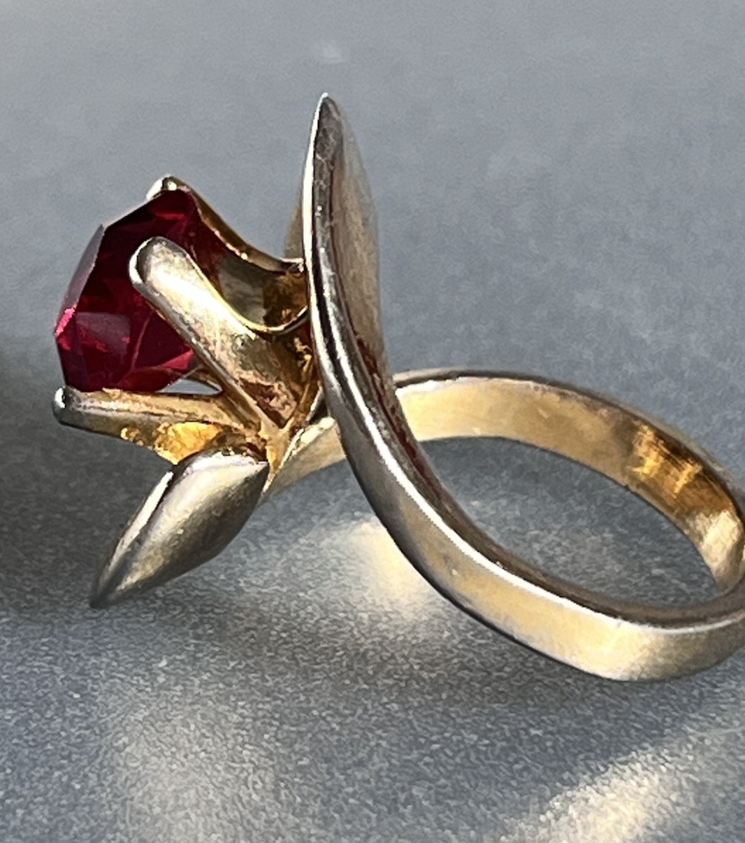 VTG Red Crystal Solitaire Gold Tone Cocktail Statement Ring Size 4.25