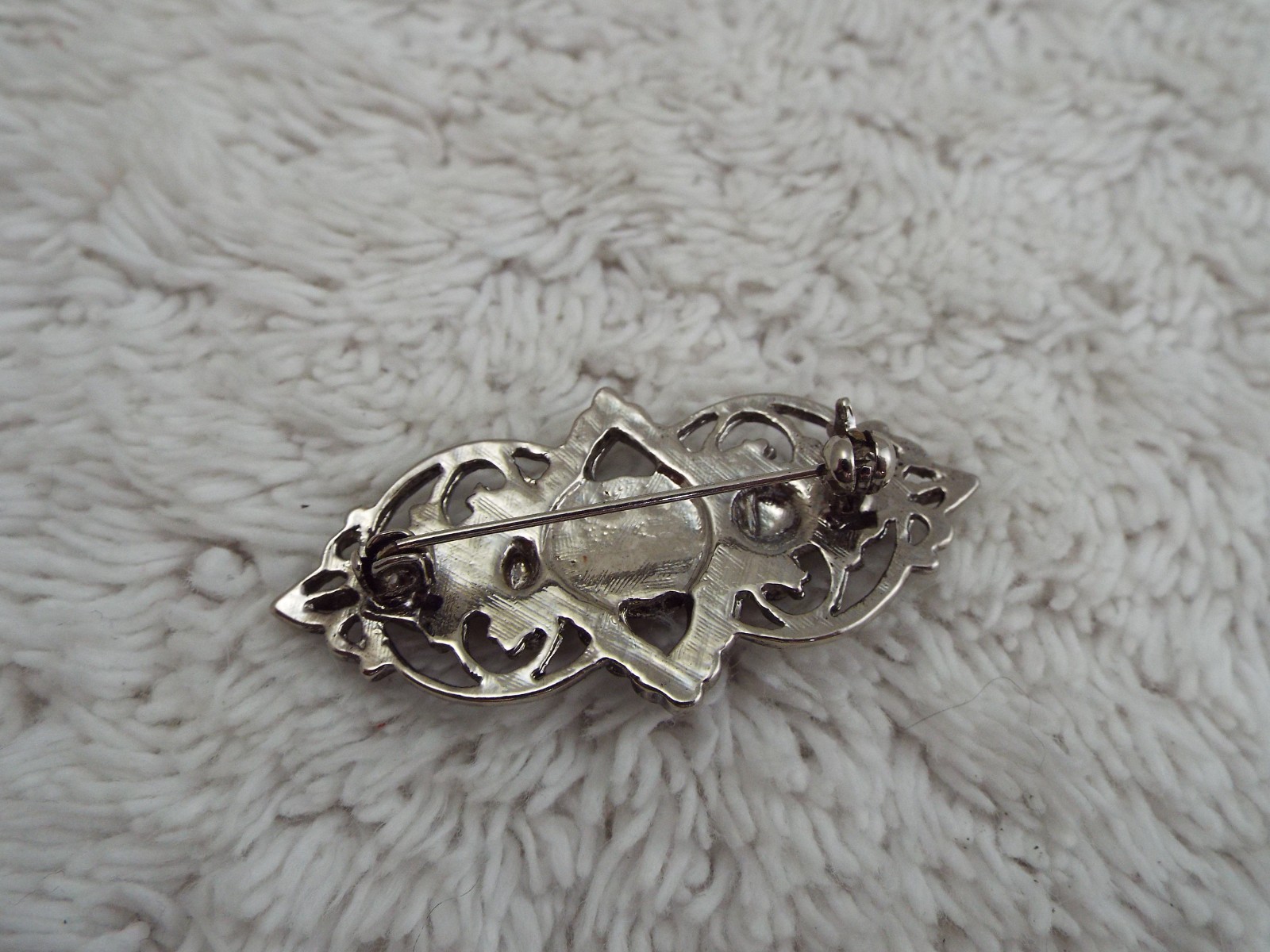 Silvertone Rhinestone White Bead Pin (H17)