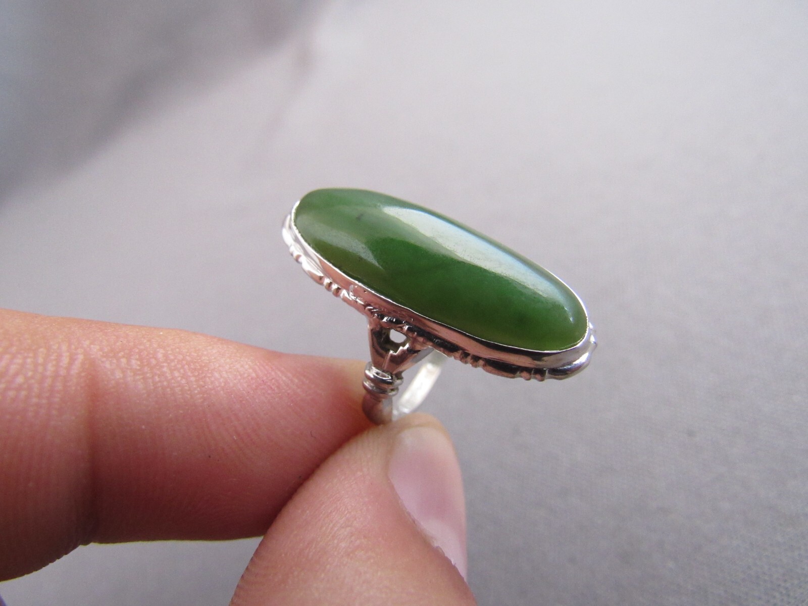 VINTAGE UNCAS STERLING ELONGATED OVAL GREEN NEPHRITE CABOCHON RING SIZE 5.5