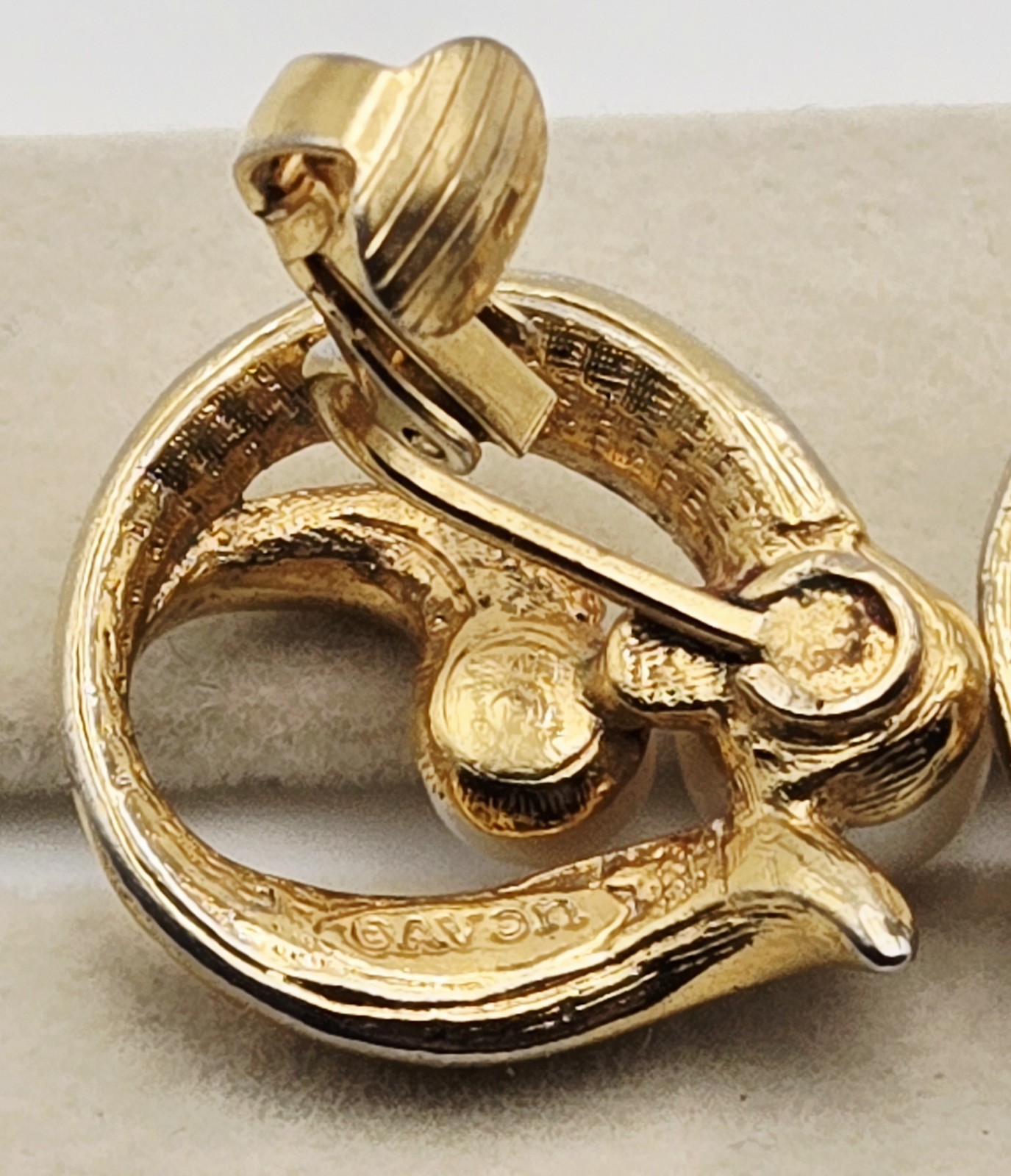 Vtg 1990s Signed AVON Modern Classic Gold Tone Swirl Faux Pearl Pierced Earrings