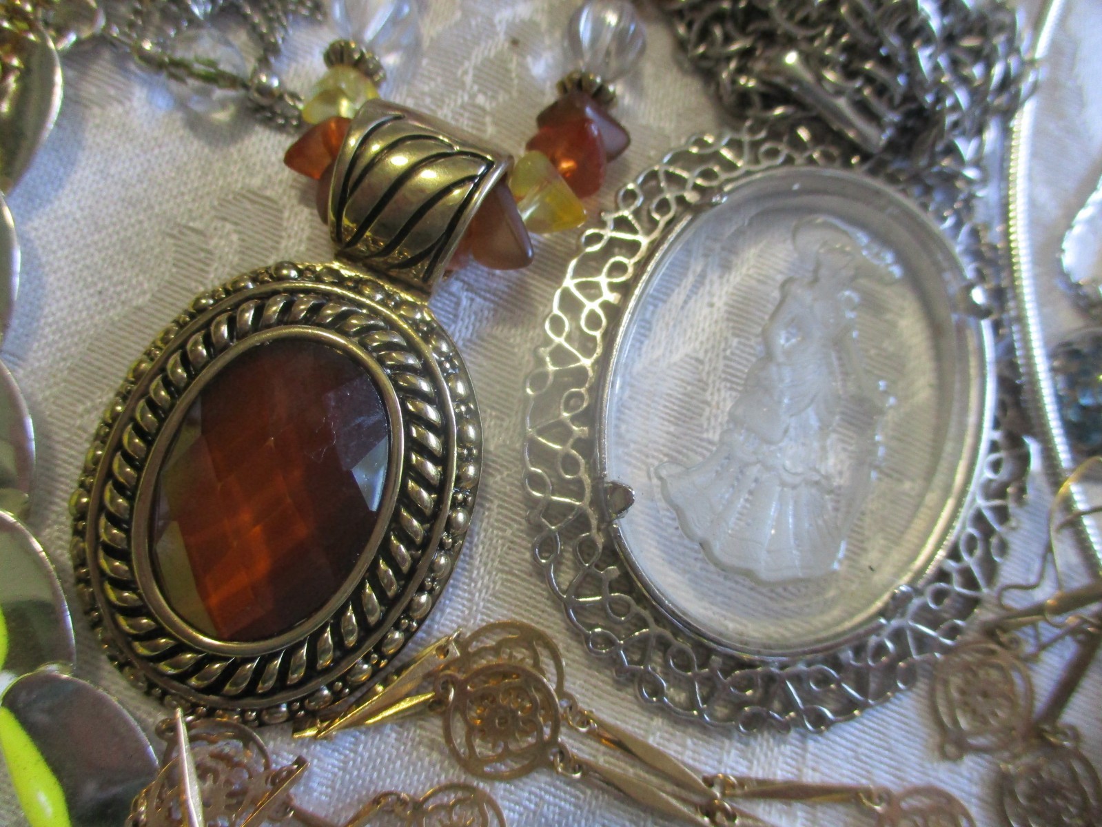 VINTAGE JEWELRY LOT 50 ALL SIGNED AVON NECKLACE BRACELET BROOCH PIERCED EARRINGS