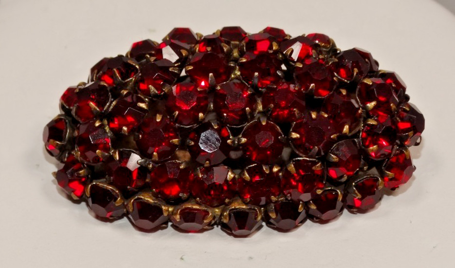 B92 VINTAGE RHINESTONE OVAL SHAPE CLUSTER BROOCH PIN BLOOD RED STONES UNSIGNED