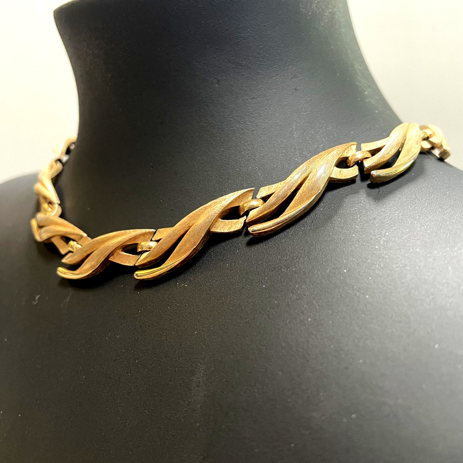 Vintage Crown Trifari Brushed Gold Tone Link Design Leaf Adjustable Necklace 14″