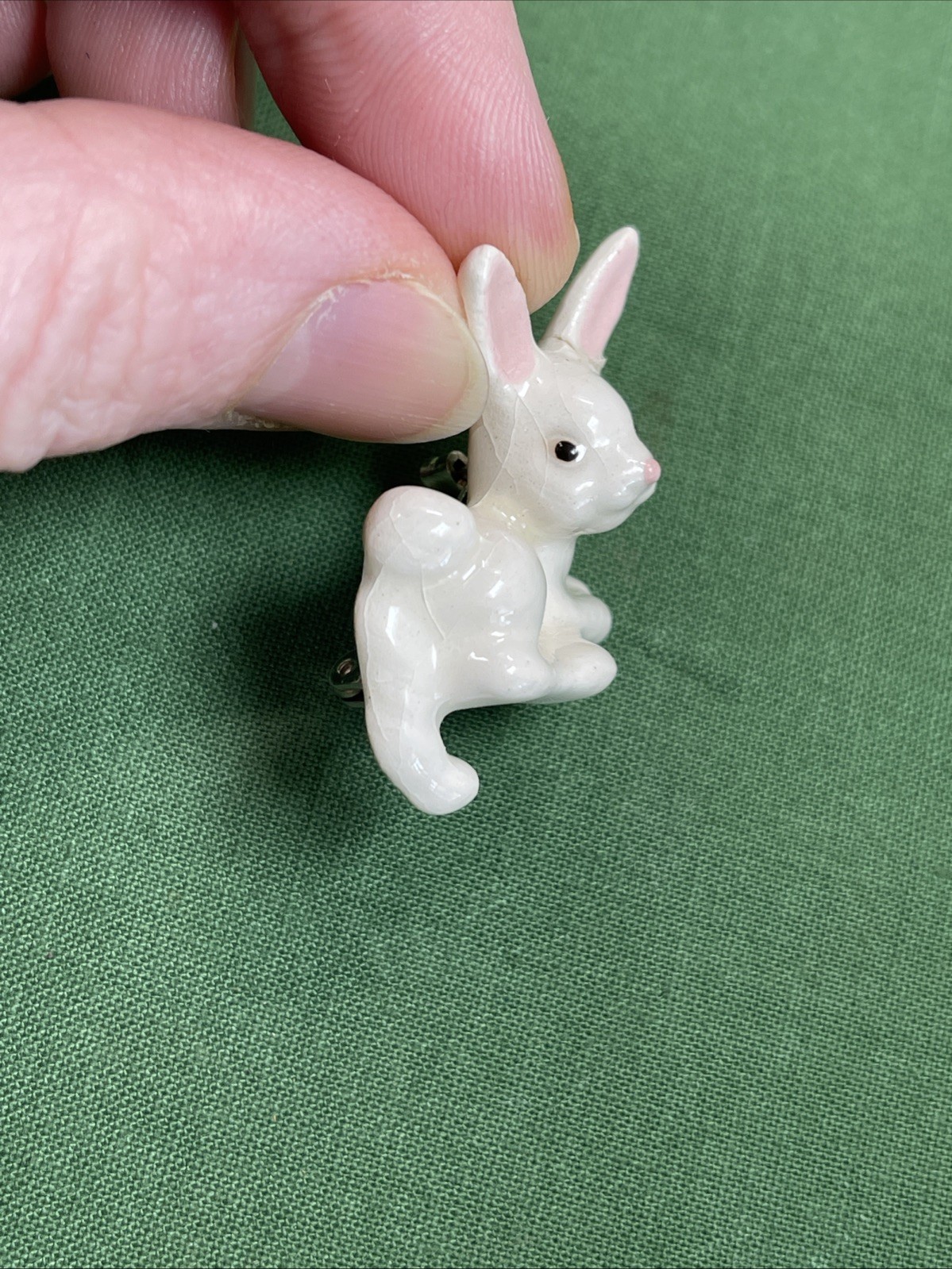 Beachstone Vintage Ceramic Bunny Rabbit Brooch White Unisex Adults *Repaired Ear