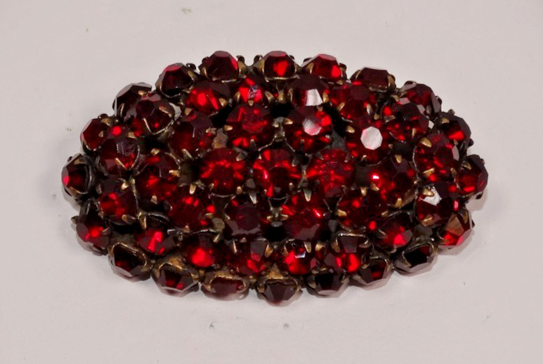 B92 VINTAGE RHINESTONE OVAL SHAPE CLUSTER BROOCH PIN BLOOD RED STONES UNSIGNED