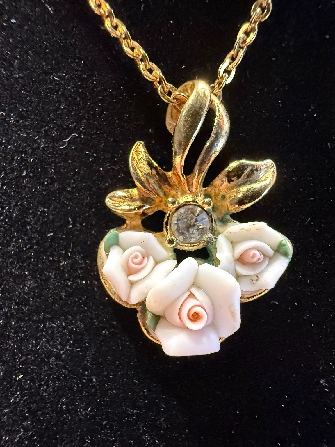 Vintage Avon Porcelain Rose Pendant Necklace Gold Tone Rhinestone 18″