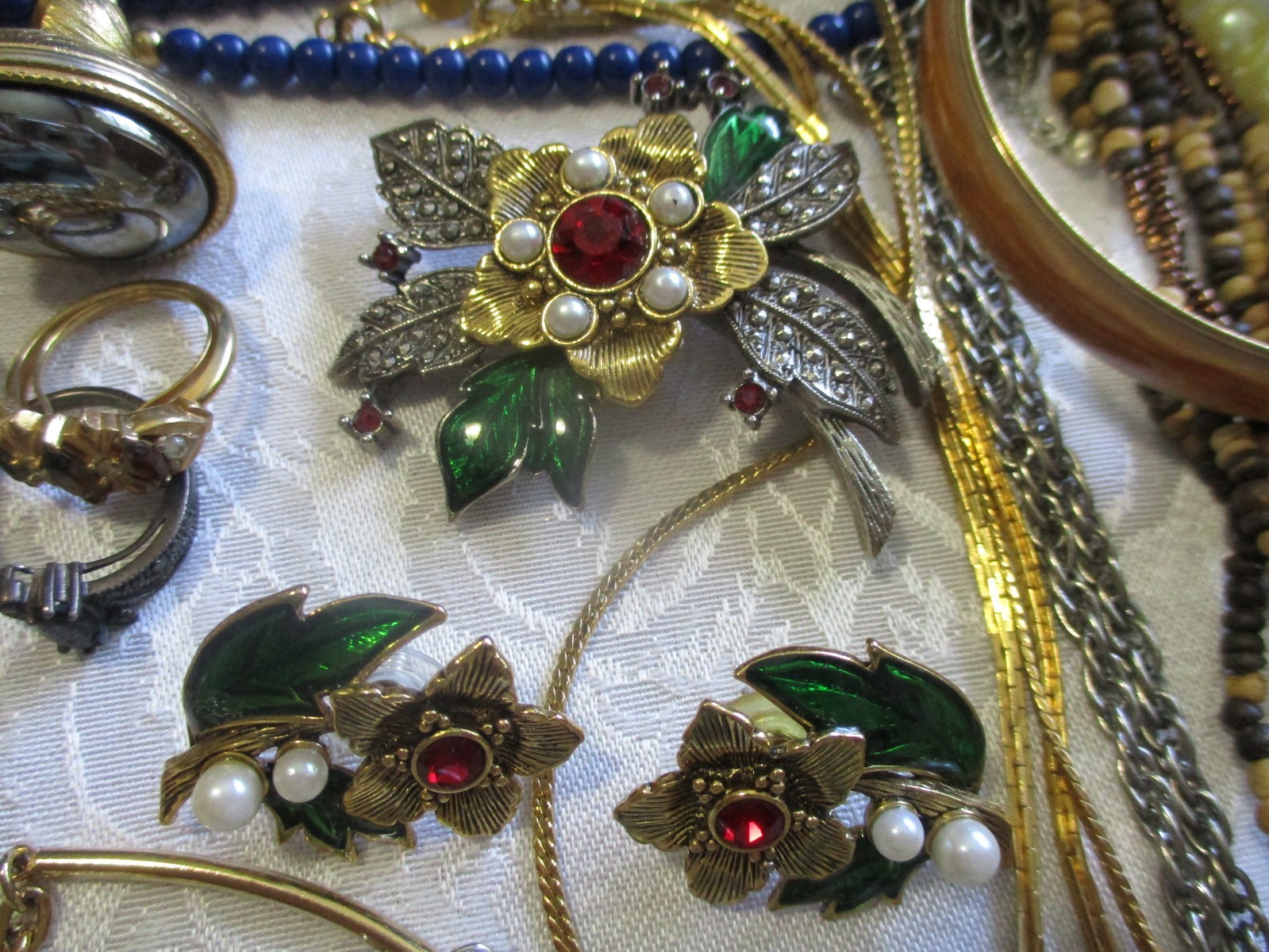 VINTAGE JEWELRY LOT 50 ALL SIGNED AVON NECKLACE BRACELET BROOCH PIERCED EARRINGS