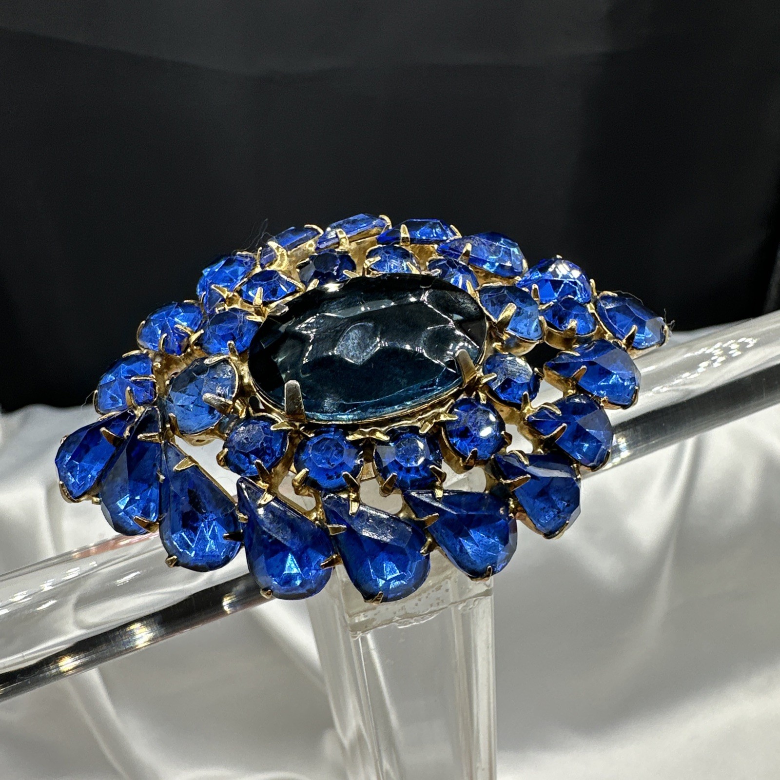 Vtg Unique Exclusive Oval Domed Blue Austrian Crystal Brooch. See pics.