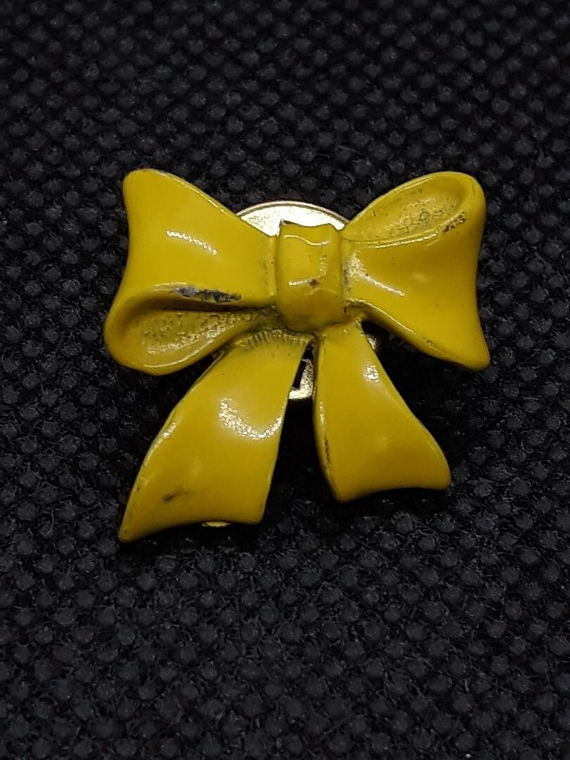 VINTAGE Mustard Yellow Enamel Bow Ribbon Lapel Pin