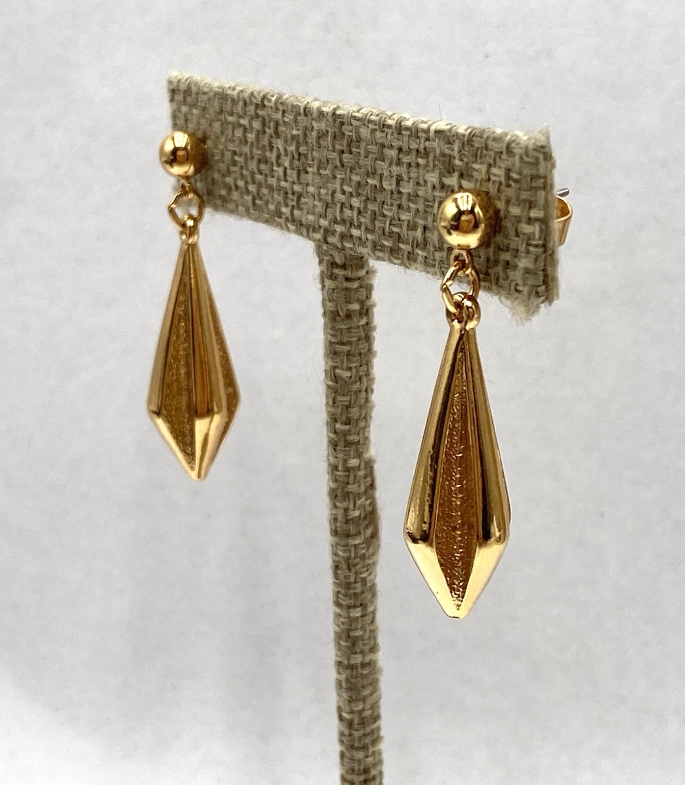 Vintage Avon Gold Tone Textured Long Pointed Dangle Drop Pierced Earrings Modern