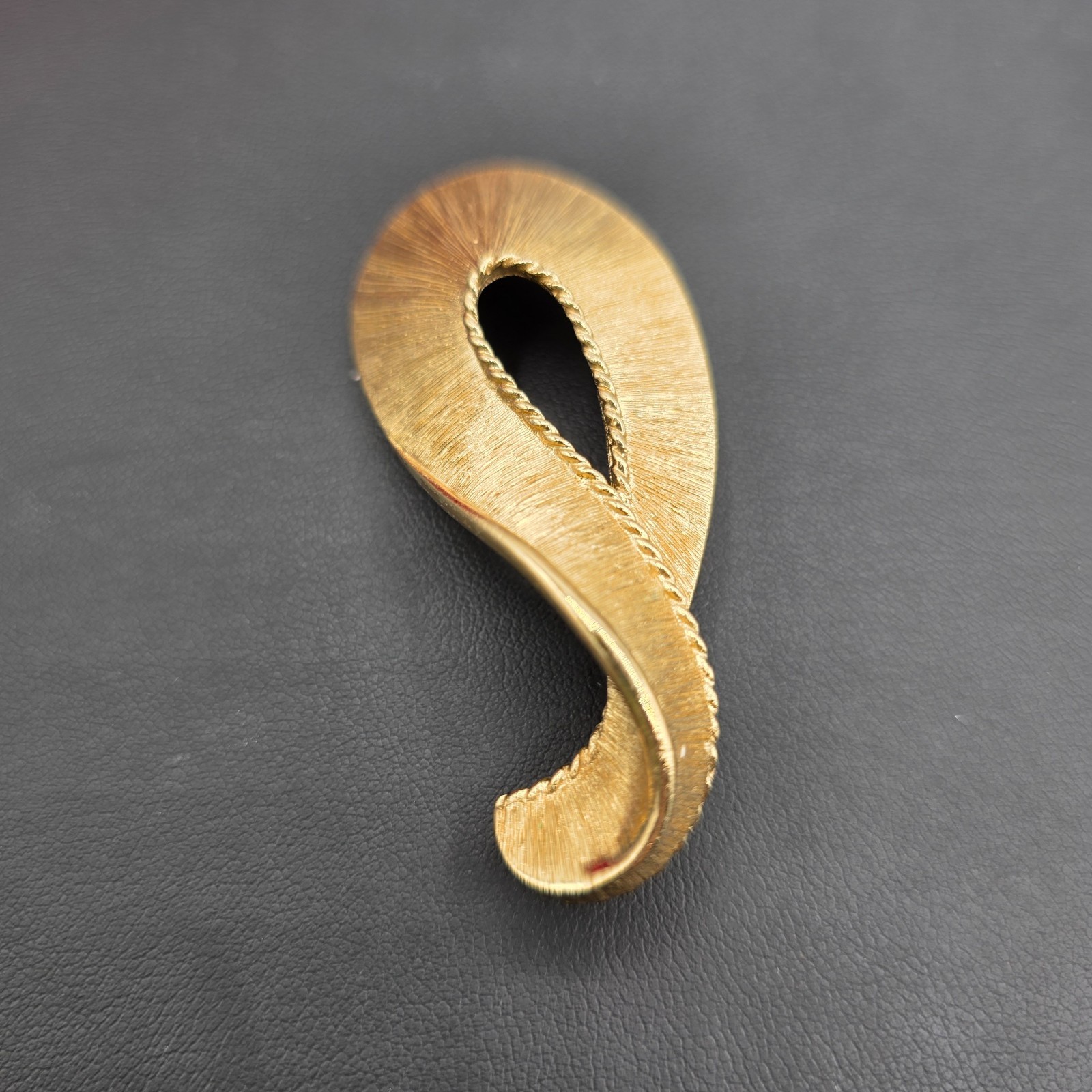 Vintage Monet Unisex Adult Gold Tone Brooch Pin Paisley Twist 1.5″X2.5″ Elegant