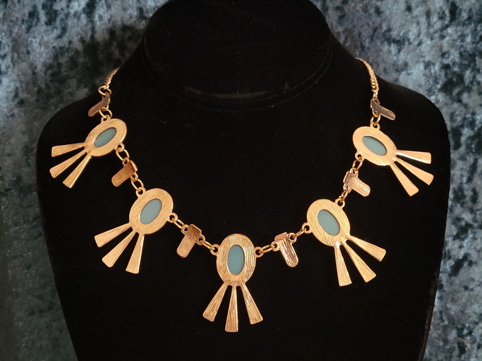Charming Vintage Gold Tone And Green Stone Necklace
