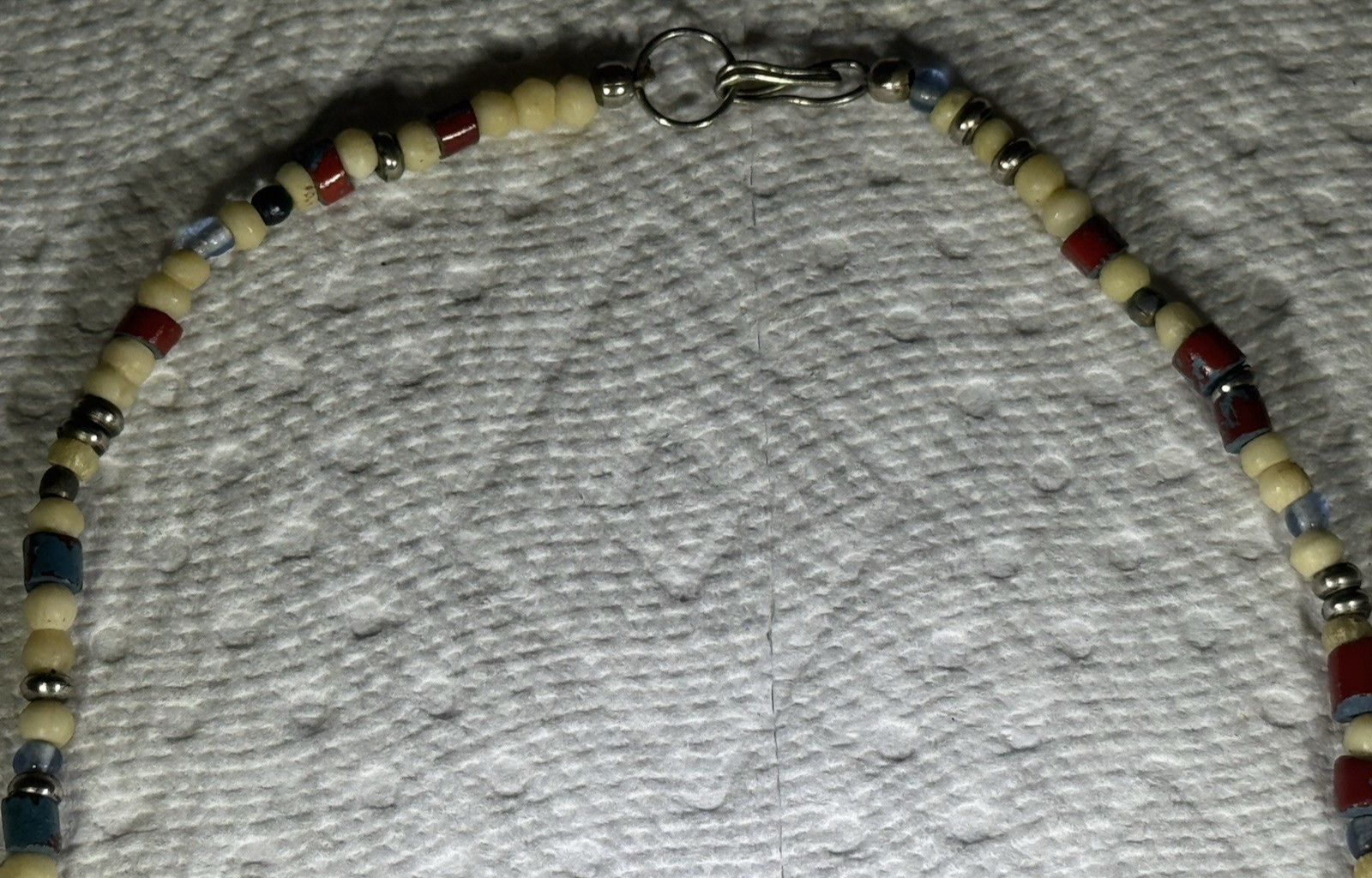 COLORFUL MIXED MATERIALS BEADED NECKLACE 16″ LONG TURQUOISE? PLASTIC METAL GLASS