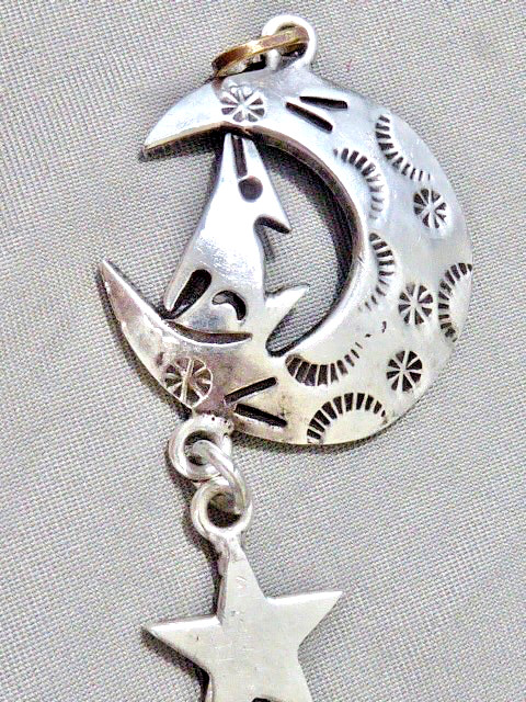 VINTAGE STERLING SILVER MEXICAN WOLF HOWLING AT THE MOON PENDANT 1″ BY 2″