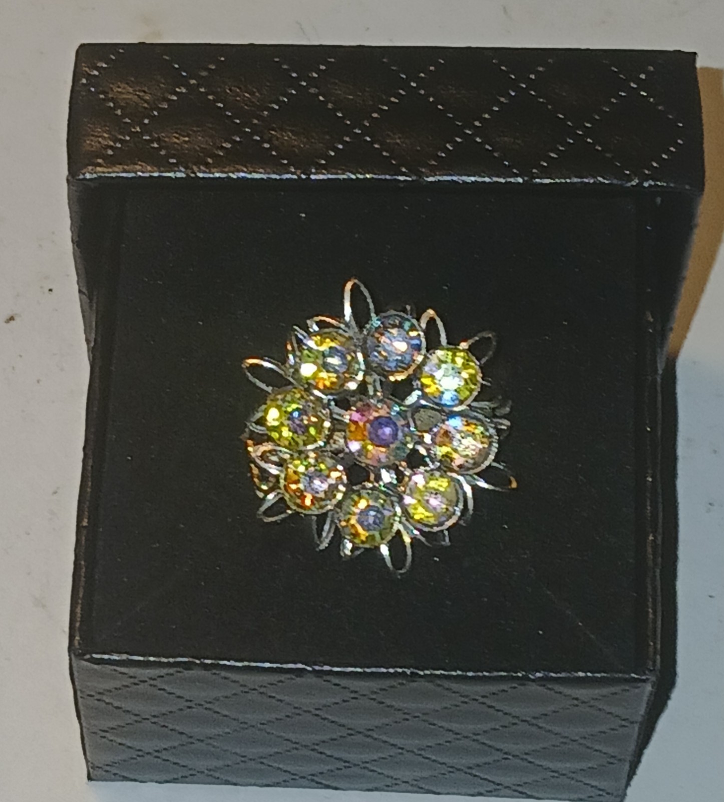 Vintage crystal round flower brooch/ pin
