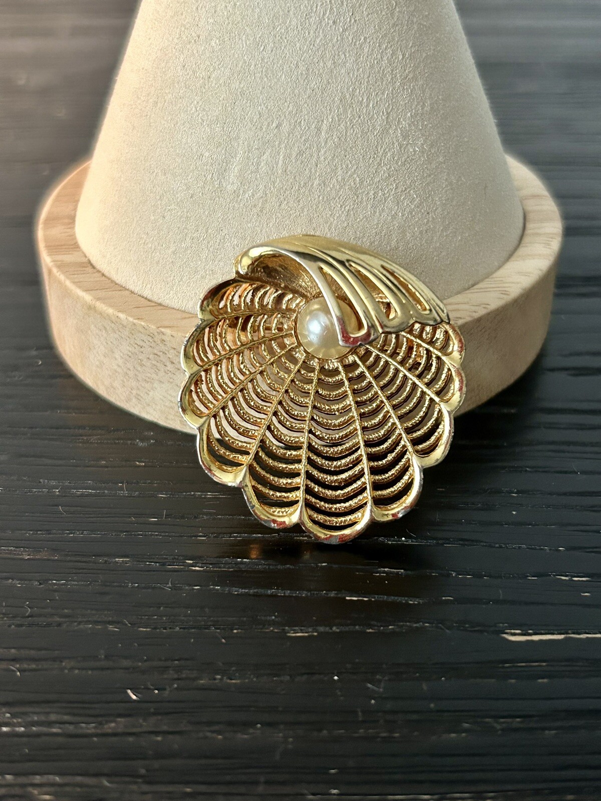 VTG Gold Tone Filigree Clam Shell Brooch w/Faux Pearl Art Deco Beach Sea Life