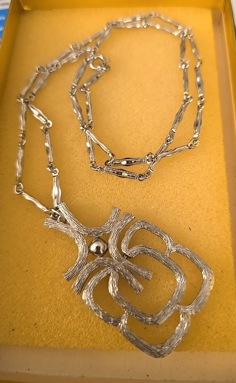 VINTAGE SIGNED AVON SILVERTONE ARTICULATED PENDANT BAR LINK CHAIN NECKLACE 24”