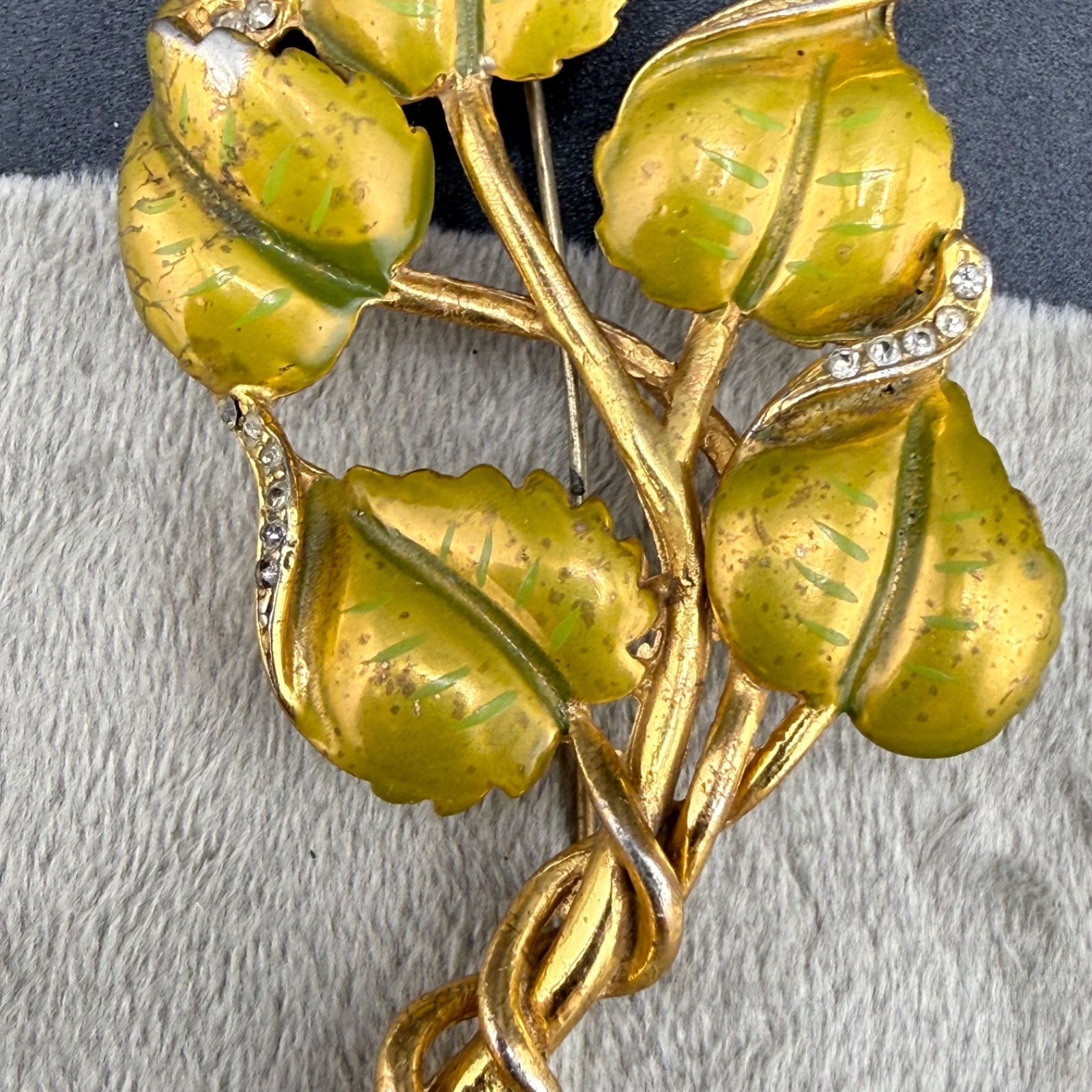 Vintage Unsigned Derosa Brooch Gold Tone Enamel Leaf Nature Vine