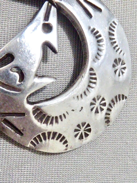 VINTAGE STERLING SILVER MEXICAN WOLF HOWLING AT THE MOON PENDANT 1″ BY 2″