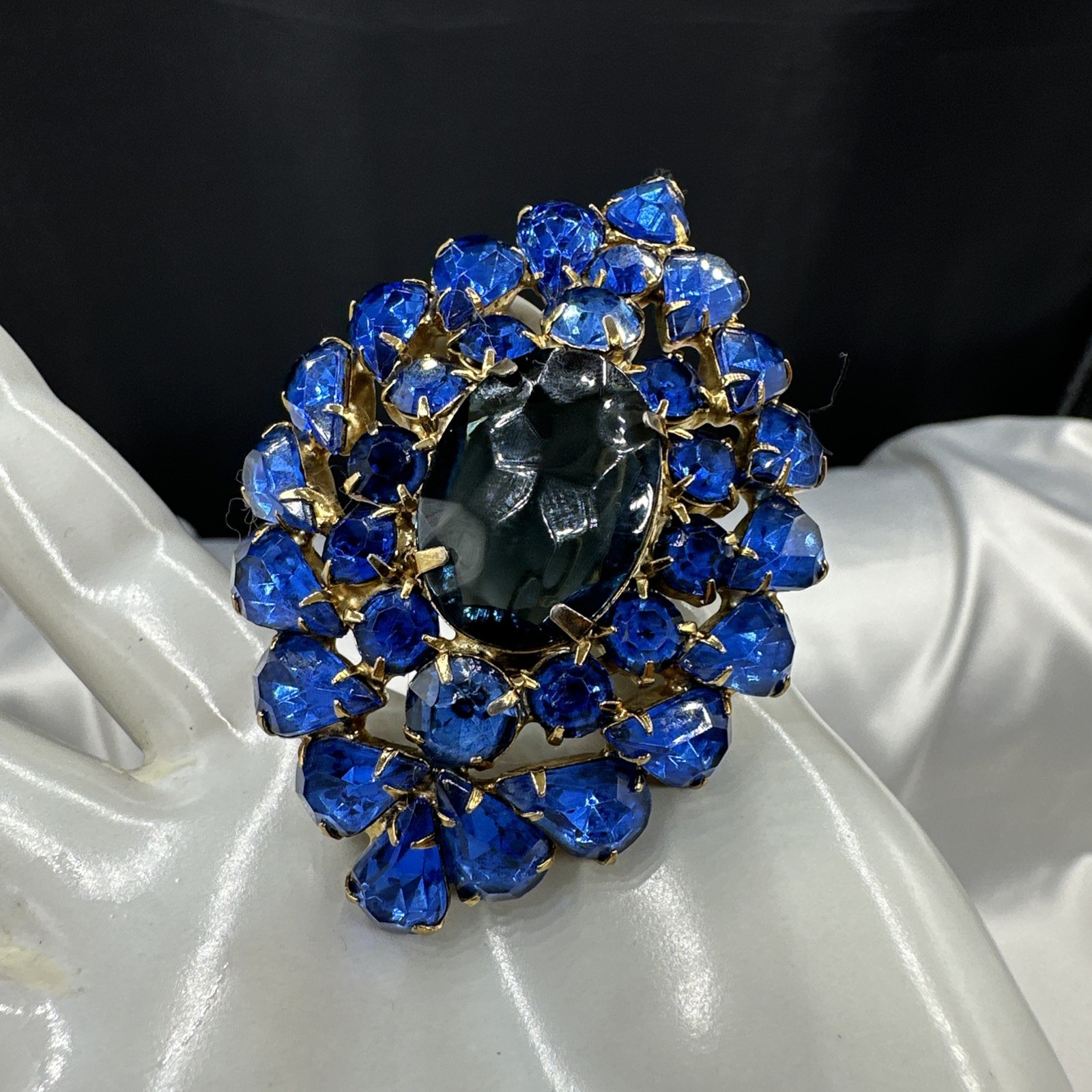 Vtg Unique Exclusive Oval Domed Blue Austrian Crystal Brooch. See pics.