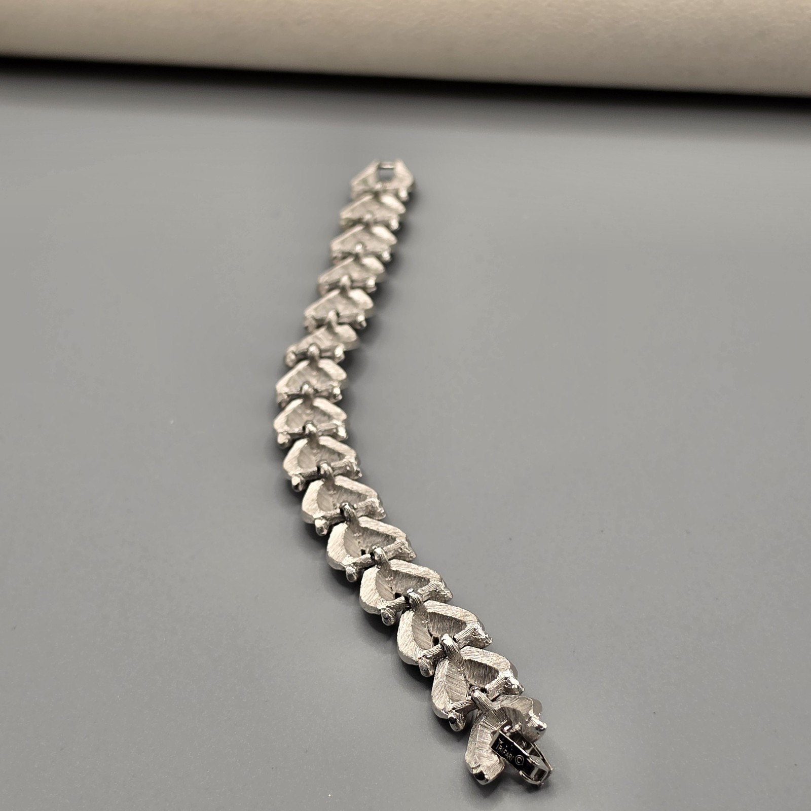 Vintage Crown Trifari Silver Tone Brushed Leaf Link Bracelet 7” Nice Gift