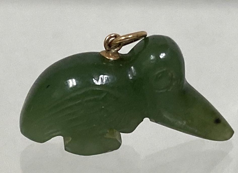 Vintage Carved Jade Jadeite Figural Kiwi Bird Pendant Charm 1 1/8″ Long