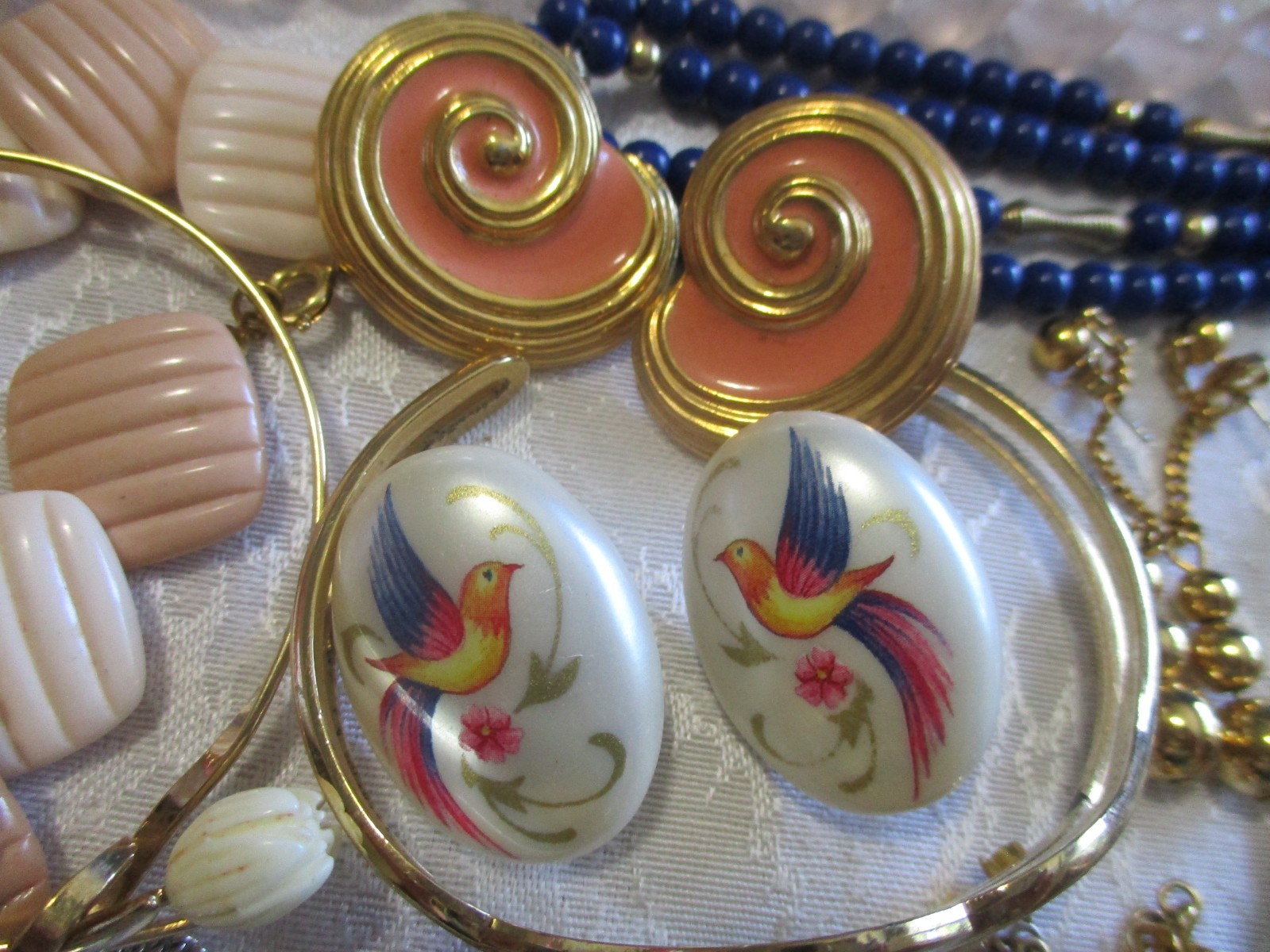 VINTAGE JEWELRY LOT 50 ALL SIGNED AVON NECKLACE BRACELET BROOCH PIERCED EARRINGS